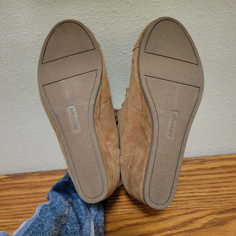 Skechers Memory Foam Women's Lace-up Wedge Heels Tan size 9.5 EUC